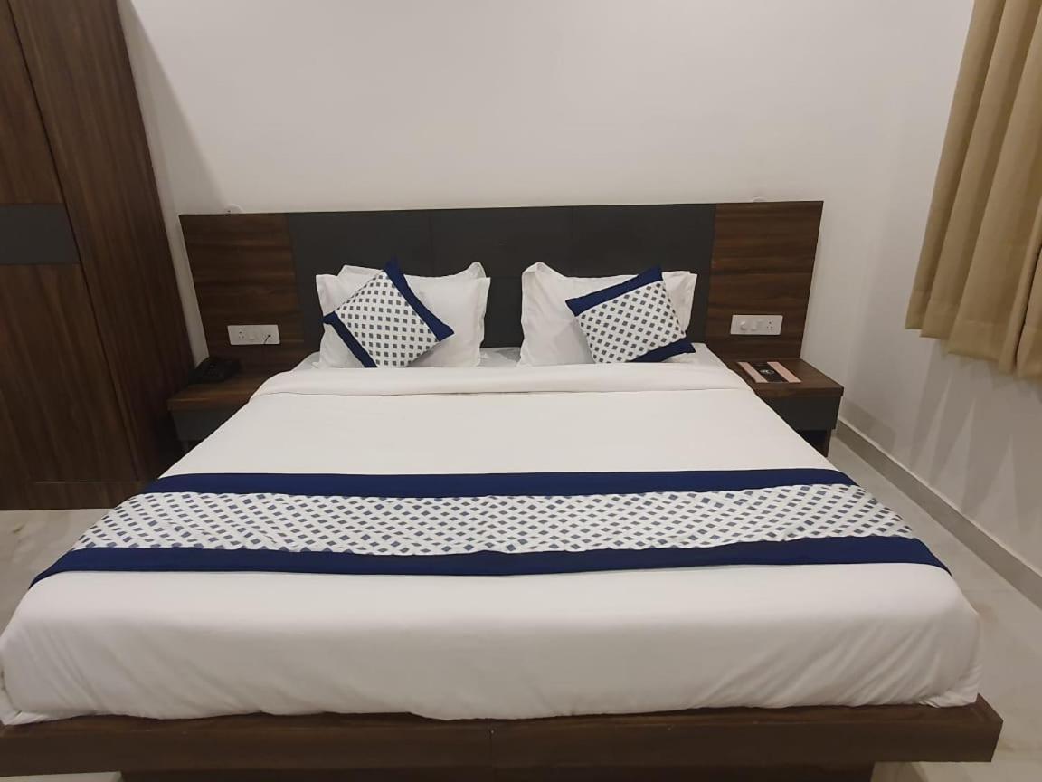 Kds Residency Hotel Greater Noida Bagian luar foto