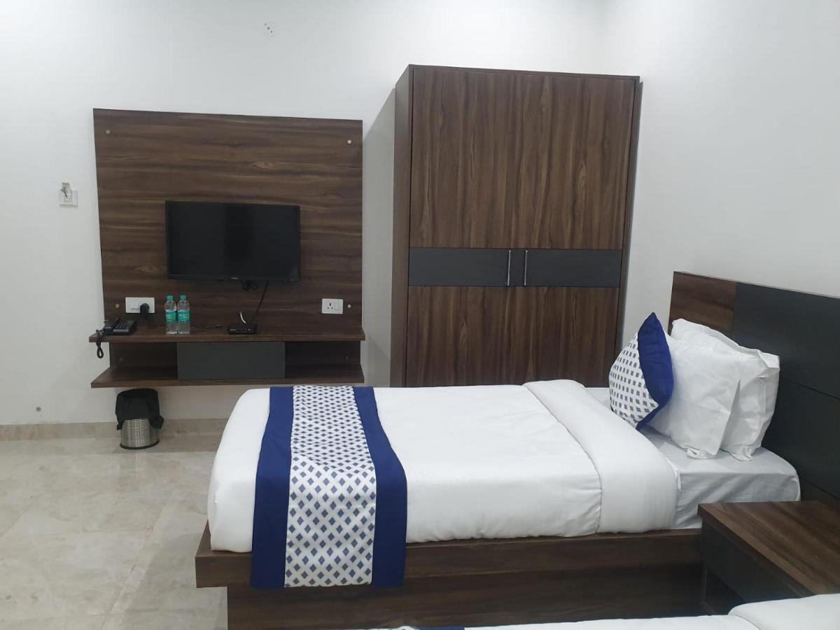 Kds Residency Hotel Greater Noida Bagian luar foto