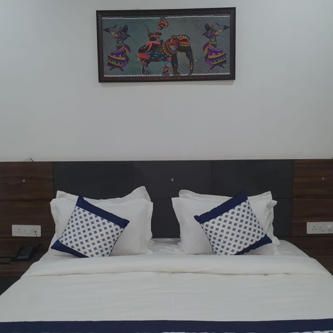 Kds Residency Hotel Greater Noida Bagian luar foto